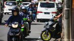 Kocak! Pemotor Nekat Lawan Arah di Depan Polsek Kebayoran Lama