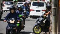 Motor yang melawan arah membahayakan pengguna jalan lainnya. Apalagi di ruas jalan ini, pengendara melaju dengan kecepatan tinggi. 