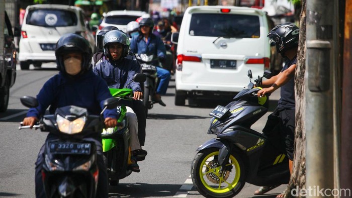 Pemotor Santuy Lawan Arah di Depan Polsek Kebayoran Lama Pemotor ramai-ramai lawan arah di Jalan Ciputat Raya, Kebayoran Lama, Jakarta, Jumat (6/1/2023). Meski lawan arah di depan kantor polisi, mereka cuek saja tuh.