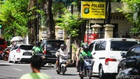 Para pemotor melawan arah di Jalan Ciputat Raya, Kebayoran Lama, Jakarta Selatan, Jumat (6/1/2023) pukul 14.20 WIB.