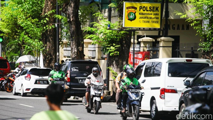 Pemotor ramai-ramai lawan arah di Jalan Ciputat Raya, Kebayoran Lama, Jakarta, Jumat (6/1/2023). Meski lawan arah di depan kantor polisi, mereka cuek saja tuh.