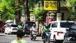 Kocak! Pemotor Nekat Lawan Arah di Depan Polsek Kebayoran Lama