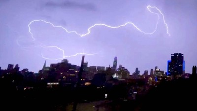 Penampakan Kilat Petir Menari di Langit California