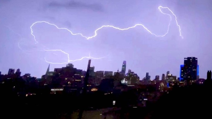 Penampakan Kilat Petir 'Menari' di Langit California Hujan badai telah melanda San Francisco, California. Bahkan di salah satu lokasi, hujan badai itu juga disertai dengan petir. Ini penampakannya.