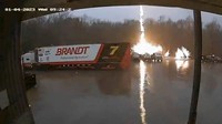 Bahkan kilat petir hampir menyambar mobil yang sedang diparkir di Mooresville. Reuters/JRMotorsports/TMX.