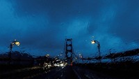 Hujan badai juga mengakibatkan jarak pandang terbatas di Jembatan Golden Gate. Pengendara pun harus ekstra hati-hati.