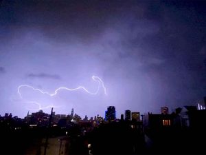 Prakiraan Cuaca Surabaya 29 November 2023, Waspada Hujan Petir Malam Hari