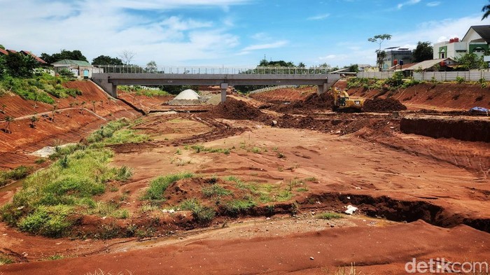 Penampakan Terkini Proyek Tol Serpong-Cinere Warga melintasi proyek pembangunan Tol Serpong-Cinere di ruas Pamulang-Cinere di Limo, Depok, Jawa Barat, Jumat (6/1/2023). Pembangunan jalan Tol Serpong-Cinere akan tersambung langsung dengan main road Jalan Tol Cinere-Jagorawi yang dapat mempersingkat jarak dan waktu tempuh masyarakat dari Tangerang menuju Bogor atau sebaliknya.
