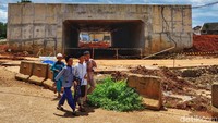 Sejumlah anak melintas di proyek Tol Serpong-Cinere.