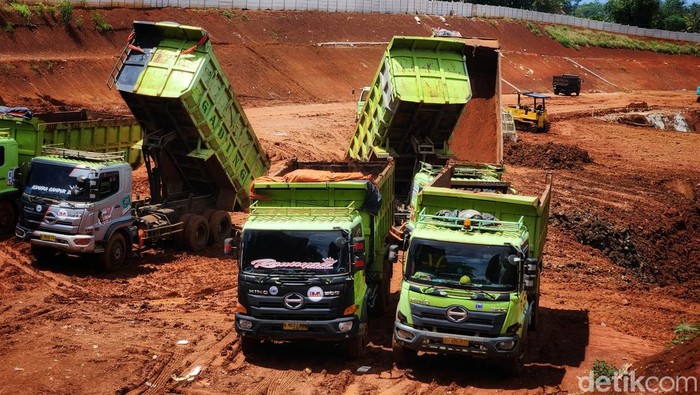Penampakan Terkini Proyek Tol Serpong-Cinere Warga melintasi proyek pembangunan Tol Serpong-Cinere di ruas Pamulang-Cinere di Limo, Depok, Jawa Barat, Jumat (6/1/2023). Pembangunan jalan Tol Serpong-Cinere akan tersambung langsung dengan main road Jalan Tol Cinere-Jagorawi yang dapat mempersingkat jarak dan waktu tempuh masyarakat dari Tangerang menuju Bogor atau sebaliknya.