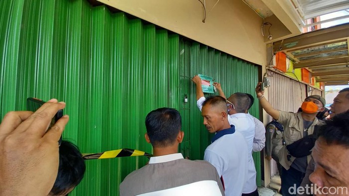 Penyegelan ruko di Tasikmalaya.