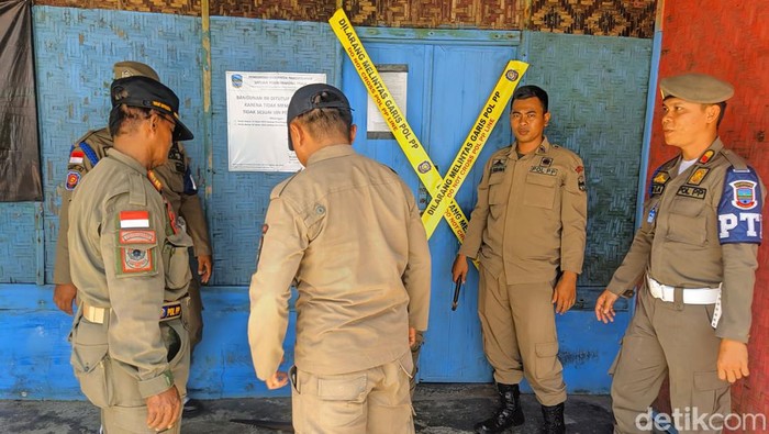 Penyegelan tempat hiburan malam di Pangandaran, Jumat (6/1/2023).
