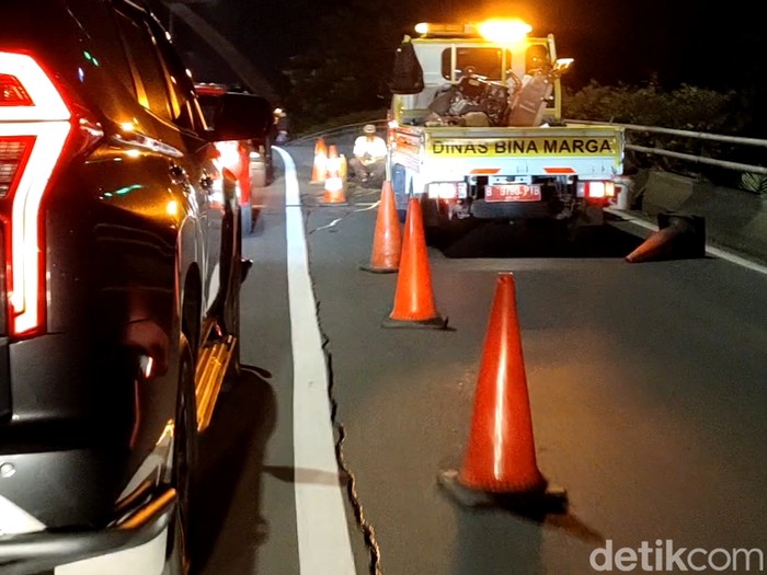 Perbaikan lubang jalan di Flyover Pancoran arah Cawang, Kamis (5/1/2023) malam. (Jabbar Ramdhani/detikcom)