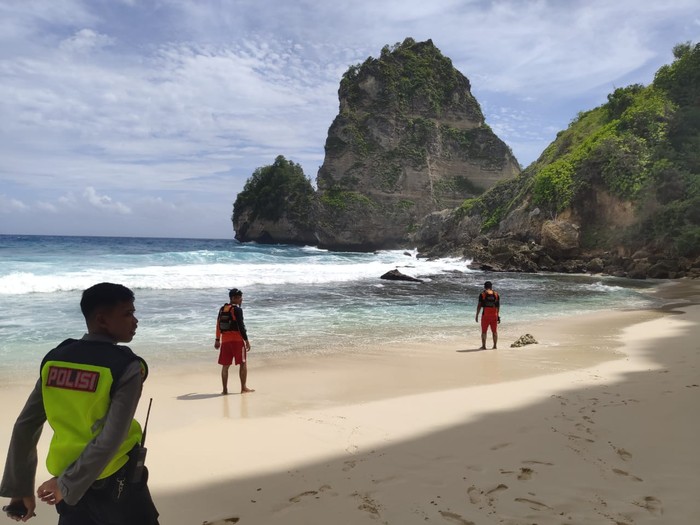 Petugas Basarnas Bali bersiaga di bibir pantai Diamond Beach, Nusa Penida.