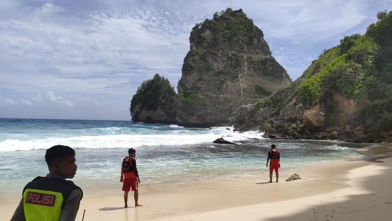 Petugas Basarnas Bali bersiaga di bibir pantai Diamond Beach, Nusa Penida.
