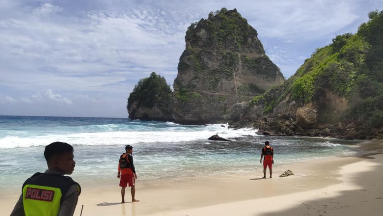 Petugas Basarnas Bali bersiaga di bibir pantai Diamond Beach, Nusa Penida. Petugas Basarnas Bali bersiaga di bibir pantai Diamond Beach, Nusa Penida.