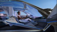 Selain eksterior, kesan radikal di Peugeot Inception juga terpancar melalui interior atau ruang kabinnya. Karuan saja, semuanya dibuat serba kotak dan ‘tak beraturan’. Bahkan kursinya tidak terlihat seperti kursi pada umumnya. Sedangkan detail lainnya seperti kendaraan ‘luar angkasa’ yang sering muncul di sinema. Foto: Peugeot Global.