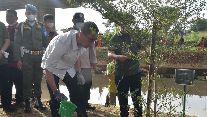 Penjabat Gubernur DKI Jakarta Heru Budi Hartono (tengah) bersama Wali Kota Jakarta Timur M Anwar (kanan) saat meninjau penataan kawasan hijau di bawah kolong Tol Becakayu (Bekasi Cawang Kampung Melayu), Jakarta, Jumat (6/1/2023). Kegiatan tersebut untuk memastikan penataan kawasan hijau yang telah dikerjakan sepanjang 2,7 km dari target 5 km di Jakarta terus berjalan sehingga bisa memberi kenyamanan serta kesegaran bagi warga.