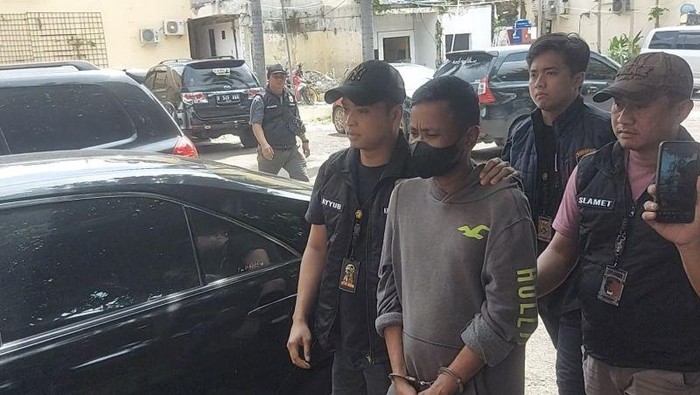 Polisi menangkap pria berinisial MR (45) yang membakar pria dan wanita di Penjaringan, Jakarta Utara (Jakut). Polisi sempat menampilkan sosok MR. (ANTARA/Abdu Faisal)