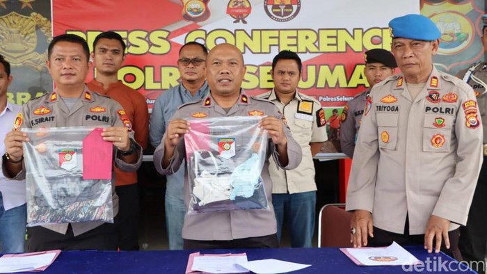 Polisi menunjukkan barang bukti kasus ayah perkosa anak tiri di Seluma, Bengkulu.