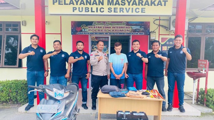 Polsek Tebing, Karimun menunjukkan MS pelaku pencurian kotak amal dan barang bukti pelaku.(Foto: Dok Polsek Tebing)