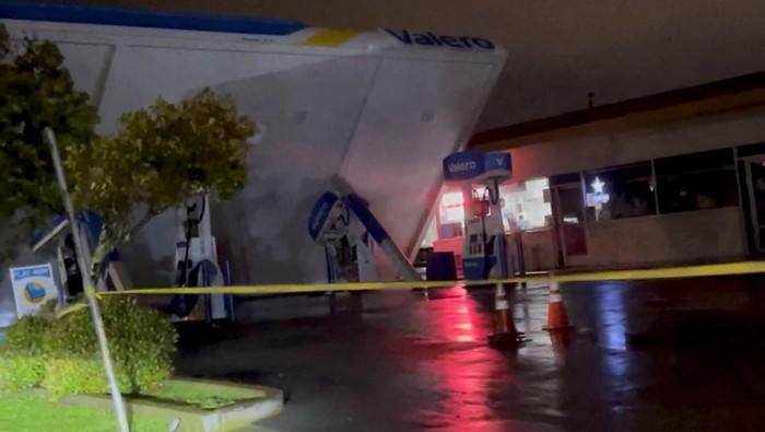 Pom Bensin Ambruk Diterjang Badai di California Hujan badai menerjang Daly City, California, Kamis (5/1/2023) waktu setempat. Badai ini mengakibarkan sejumlah kerusakan, salah satunya pom bensin.