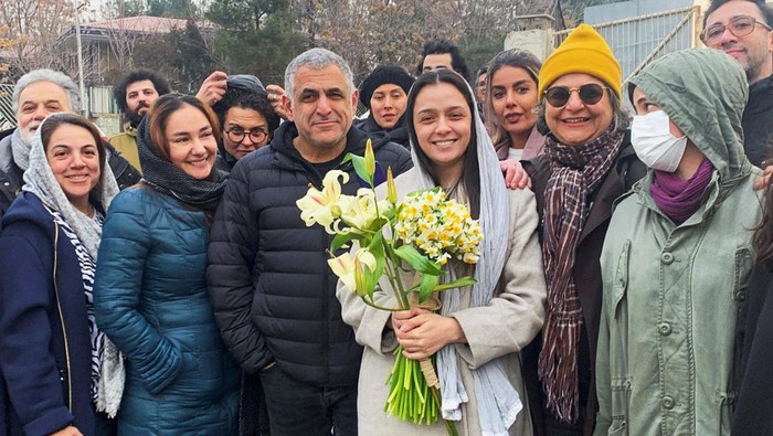 Iranian actor Taraneh Alidoosti is welcomed by friends after her release from Evin prison, in Tehran, Iran January 4, 2023. Gisoo Faghfoori/Sharghdaily/WANA (West Asia News Agency) via REUTERS ATTENTION EDITORS - THIS IMAGE HAS BEEN SUPPLIED BY A THIRD PARTY.