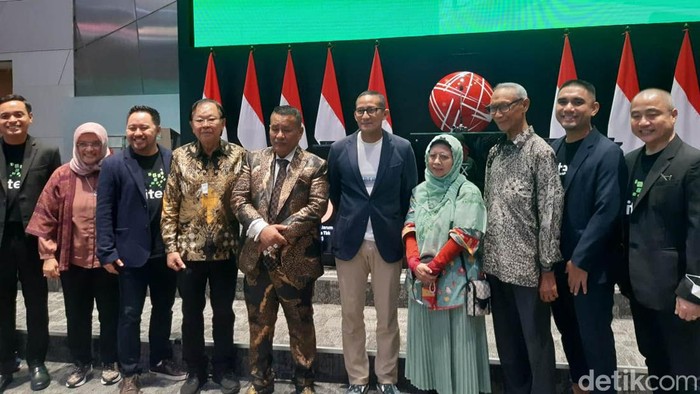 Produsen Cap Tikus cs Resmi Masuk Pasar Modal, yang Nganterin Sandiaga PT Bursa Efek Indonesia (BEI) resmi mendapat tambahan emiten baru. Eemiten tersebut yakni PT Jobubu Jarum Minahasa Tbk (BEER) yang merupakan produsen minuman alkohol Cap Tikus 197.