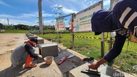 Pekerja terus merapikan pembangunan sekitar ruang limpah tersebut.  