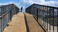 Terlihat ramp jembatan penghubung sudah siap bisa dilewati dan diberi railing pagar.  