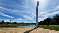 Tugu sudah tegak berdiri.  