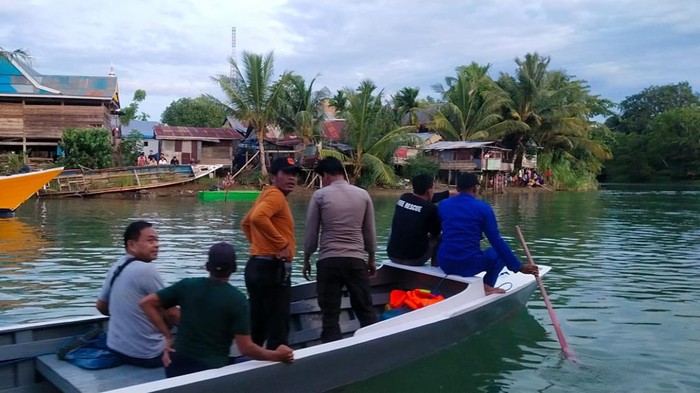 Proses pencarian bocah tenggelam di sungai saat bermain.