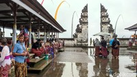 Pemandangan dari gerbang The Gateway to Heaven Pura Lempuyang bisa dibilang adalah yang terbaik. Traveler bisa melihat Gunung Agung jika cuacanya terang.