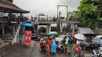 Beruntung, warung yang kami singgahi tidak menerapkan harga turis untuk makanannya. Jadi, harga yang pedagang beri memang seperti di warung-warung biasa.