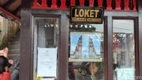 Tiket kedua yang harus traveler bayar adalah biaya masuk ke Pura Lempuyang. Tiap traveler dalam negeri harus membayar Rp 30.000 sudah termasuk fasilitas kain sarung dan lembaran kertas untuk antre foto di gerbang The Gateway to Heaven.