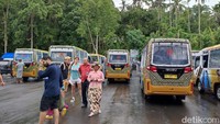 Tiket pertama yang harus traveler bayar ada di sini, dari tempat parkir. Semua traveler yang datang akan naik shuttle dengan biaya Rp 45.000 PP, yang terbilang cukup mahal untuk perjalanan hanya sekitar 5 menit.