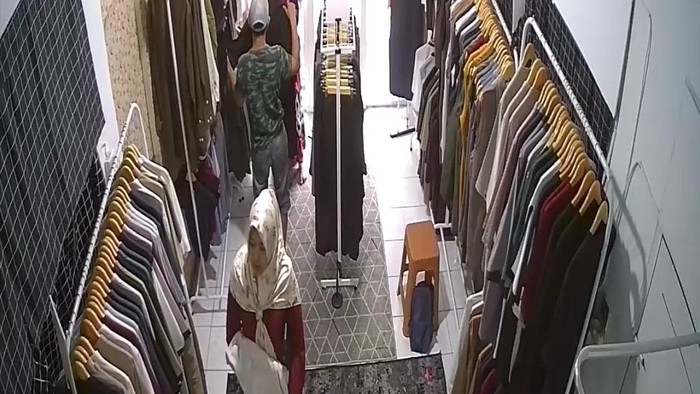 Rekaman CCTV pelaku pencurian baju muslim di Medan. (Foto: Istimewa)