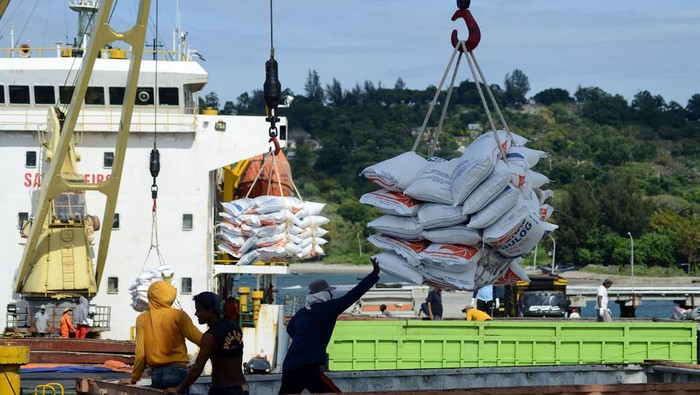 Buruh pelabuhan menurunkan beras impor asal Vietnam dari kapal kargo di Pelabuhan Malahayati, Kabupaten Aceh Besar, Aceh, Kamis (5/1/2023). Perum Bulog mengimpor sebanyak 500.000 ribu ton beras asal Vietnam yang didatangkan secara bertahap sampai Februari 2023 dan sebanyak 200.000 ton di antaranya sudah tiba pada akhir tahun 2022 untuk pemenuhan stok cadangan beras pemerintah (CBP).