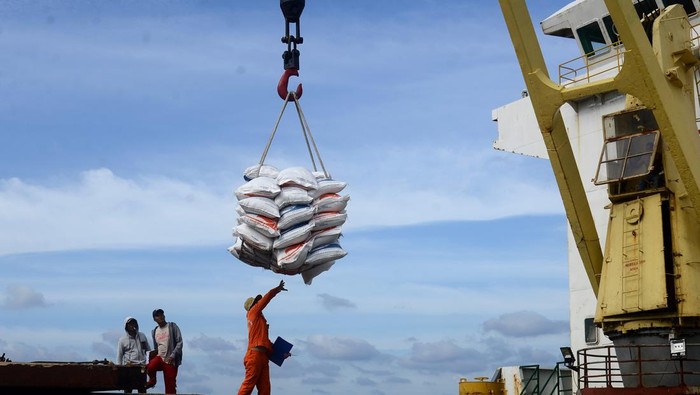 Buruh pelabuhan menurunkan beras impor asal Vietnam dari kapal kargo di Pelabuhan Malahayati, Kabupaten Aceh Besar, Aceh, Kamis (5/1/2023). Perum Bulog mengimpor sebanyak 500.000 ribu ton beras asal Vietnam yang didatangkan secara bertahap sampai Februari 2023 dan sebanyak 200.000 ton di antaranya sudah tiba pada akhir tahun 2022 untuk pemenuhan stok cadangan beras pemerintah (CBP).
