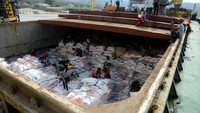 Perum Bulog mengimpor sebanyak 500.000 ribu ton beras asal Vietnam yang didatangkan secara bertahap sampai Februari 2023 dan sebanyak 200.000 ton.