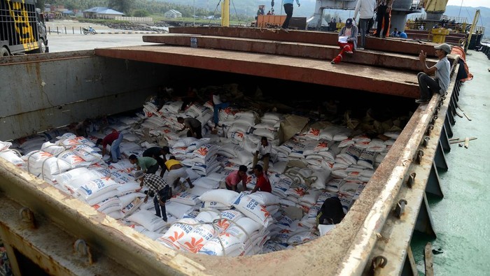 Ribuan Ton Beras Impor Asal Vietnam Diturunkan di Pelabuhan Malahayati Aceh Buruh pelabuhan menurunkan beras impor asal Vietnam dari kapal kargo di Pelabuhan Malahayati, Kabupaten Aceh Besar, Aceh, Kamis (5/1/2023). Perum Bulog mengimpor sebanyak 500.000 ribu ton beras asal Vietnam yang didatangkan secara bertahap sampai Februari 2023 dan sebanyak 200.000 ton di antaranya sudah tiba pada akhir tahun 2022 untuk pemenuhan stok cadangan beras pemerintah (CBP).