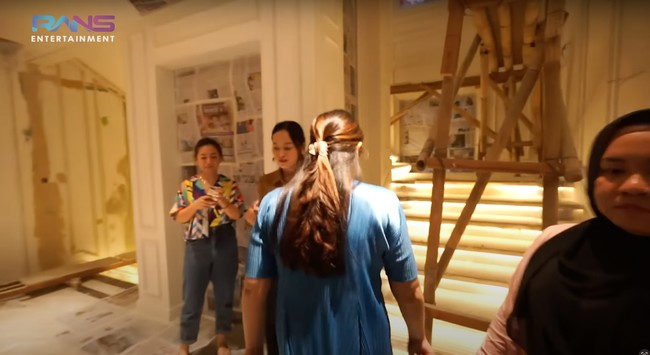 Walaupun masih berantakan namun rumah baru Raffi dan Nagita sudah terlihat hampir rampung. Tangga di dalam rumahnya tampak mewah dengan dipasangi lampu-lampu berwarna kuning. Foto: YouTube/Rans Entertainment