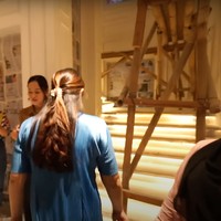 Walaupun masih berantakan namun rumah baru Raffi dan Nagita sudah terlihat hampir rampung. Tangga di dalam rumahnya tampak mewah dengan dipasangi lampu-lampu berwarna kuning. Foto: YouTube/Rans Entertainment