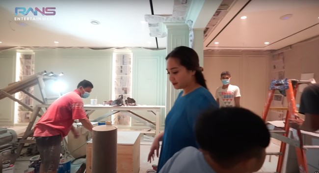 Begini penampakan ruangan yang akan dijadikan sebagai ruang makan dan juga dapur. Sebagian ruangannya tampak didominasi warna tosca. Foto: YouTube/Rans Entertainment