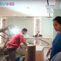 Begini penampakan ruangan yang akan dijadikan sebagai ruang makan dan juga dapur. Sebagian ruangannya tampak didominasi warna tosca. Foto: YouTube/Rans Entertainment