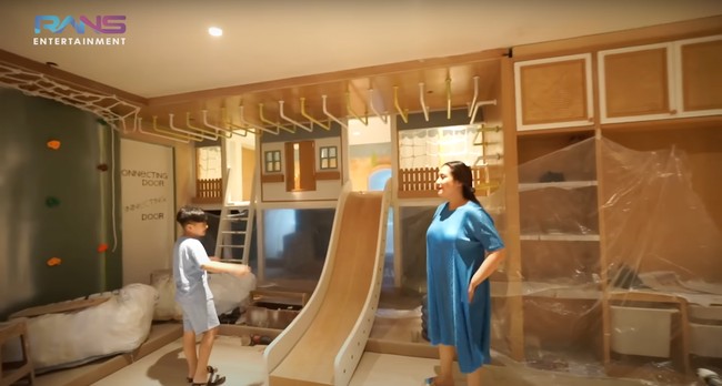 Di lantai atas rumah terdapat ruangan playground bak di mall untuk Rafathar dan Rayyanza bermain. Ada rumah-rumahan yang nantinya akan diisi beragam permainan. Rafathar sendiri tampak sudah tak sabar mencoba playground di rumah barunya itu. Foto: YouTube/Rans Entertainment
