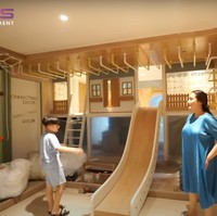 Di lantai atas rumah terdapat ruangan playground bak di mall untuk Rafathar dan Rayyanza bermain. Ada rumah-rumahan yang nantinya akan diisi beragam permainan. Rafathar sendiri tampak sudah tak sabar mencoba playground di rumah barunya itu. Foto: YouTube/Rans Entertainment