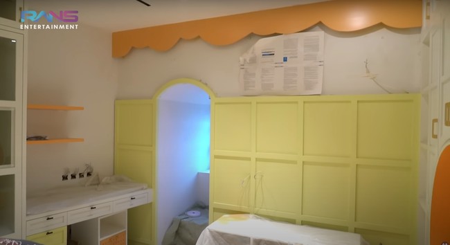 Di dalam ruangan bermain terdapat kamar Rafathar dan Rayyanza. Kalau yang satu ini ialah penampakan dari kamar Rayyanza. Kamar tersebut tampak  didominasi warna-warna cerah, kuning dan oranye. Foto: YouTube/Rans Entertainment