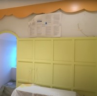 Di dalam ruangan bermain terdapat kamar Rafathar dan Rayyanza. Kalau yang satu ini ialah penampakan dari kamar Rayyanza. Kamar tersebut tampak  didominasi warna-warna cerah, kuning dan oranye. Foto: YouTube/Rans Entertainment