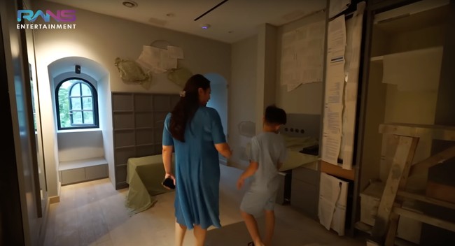 Di sebelah kamar Rayyanza terdapat kamar Rafathar yang bernuansa abuu-abu. Kamar tersebut juga dilengkapi dengan jendela kecil untuk melihat pemandangan luar. Foto: YouTube/Rans Entertainment